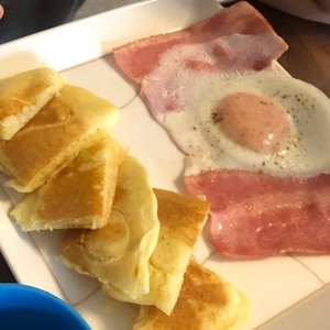 ホットケーキと目玉焼きとウィンナーの朝食